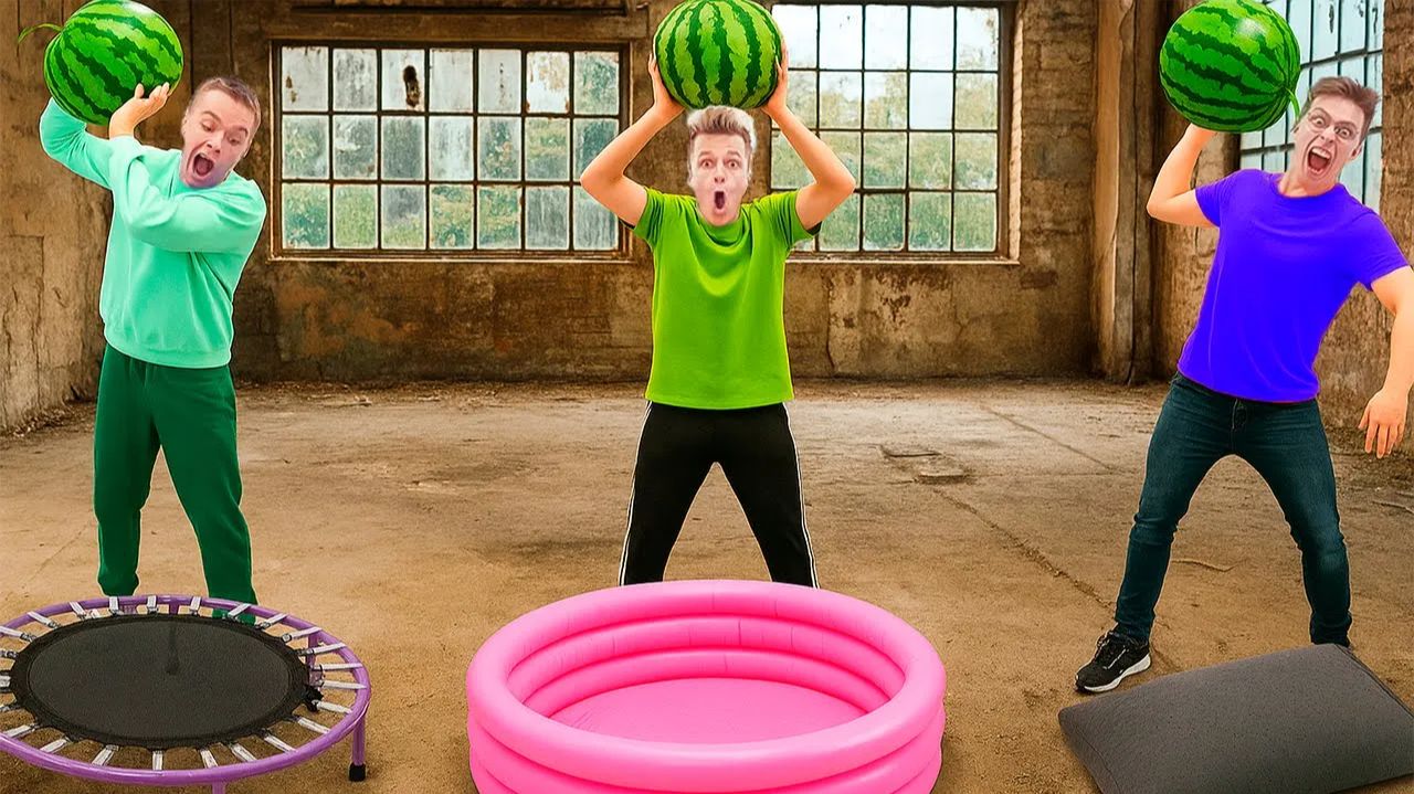 АРБУЗ ПРОТИВ ВЫСОТЫ! Кто спасёт его — БАТУТ, БАССЕЙН или ПОДУШКА?! смотреть онлайн