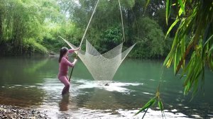 Традиционная ловля рыбы бамбуковой ловушкой и богатый улов в лесном ручье. Жизнь во Вьетнаме