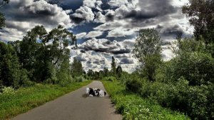 На велосипеде перед дождём