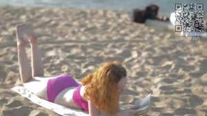 Девушка гуляет на пляже.