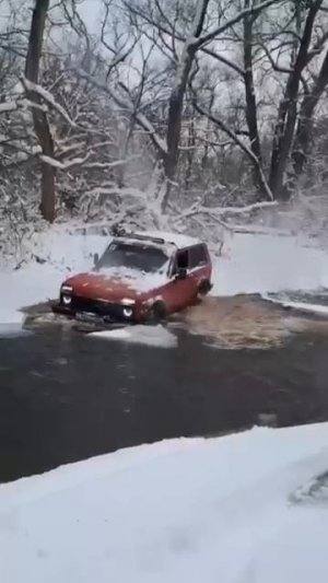 НИВА едет через брод