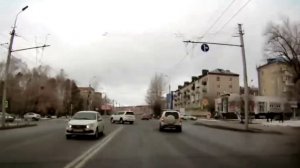 Играет на белом джипе в русскую рулетку