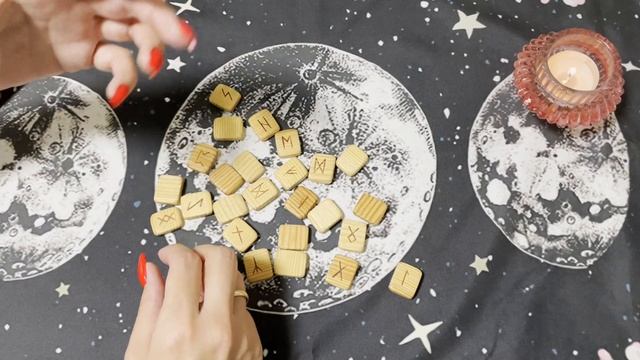 Ближайшее будущее ваших отношений. Гадание на рунах