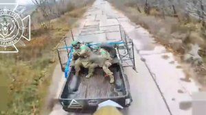 Точное попадание дрона по пикапу с живой силой ВСУ