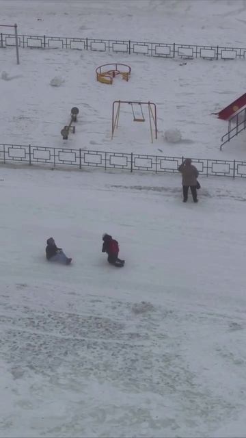 Ветер сдувает людей в Норильске