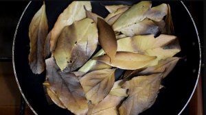 Просто ЖАРЮ ЛАВРОВЫЙ лист и ничего лишнего. Вкус любимый с детства. Сухой посол сала.