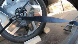 Как закрепить легковушку в прицепе.