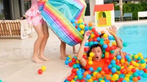 Майя учит детей, как весело и безопасно играть у бассейна!