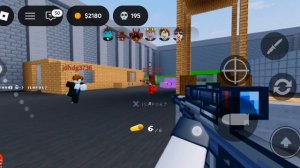 Играю в роблокс в игру снимай или умирай (экшен)