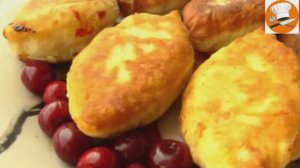 Жареные пирожки с вишней