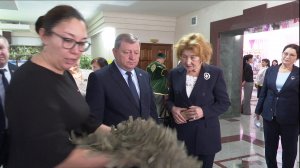 Волонтеры школы №2 показали Зиле Валеевой свои нашлемники