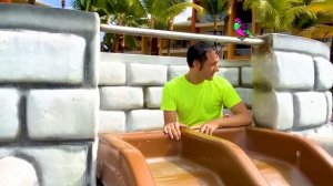 Весёлые приключения с надувными игрушками на пляже