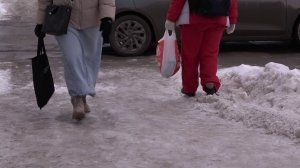 Гололедица в Новосибирске стала серьезным препятствием для пешеходов