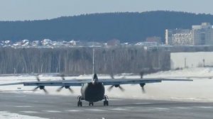 Транспортный самолёт АН-12 .