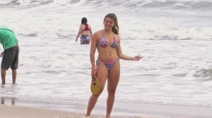 Красивые девушки и красивые женщины в микробикини на пляже в Бразилии