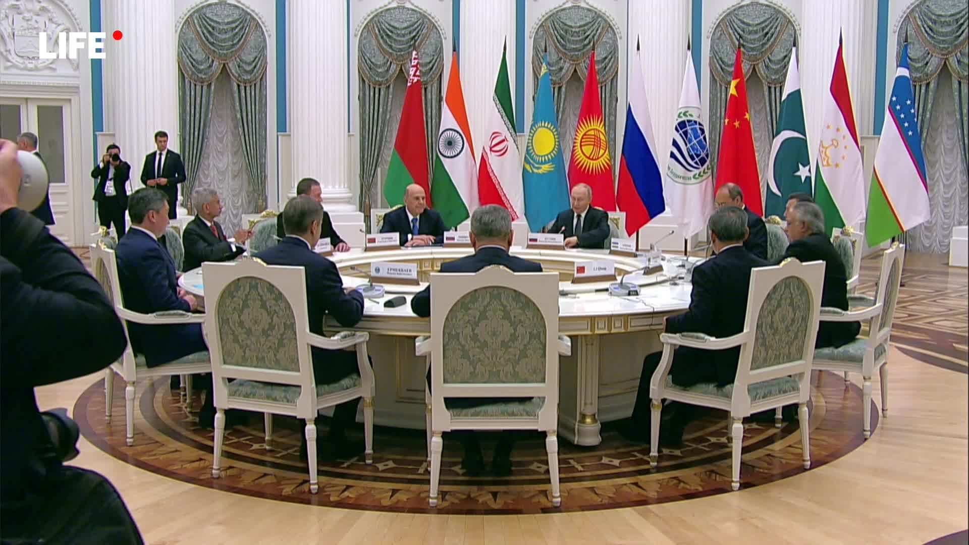 Путин проводит встречу с главами делегаций стран ШОС смотреть онлайн