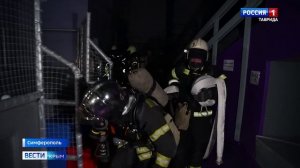 В Симферополе на территории одного из ТЦ прошли оперативно-тактические учения сотрудников МЧС