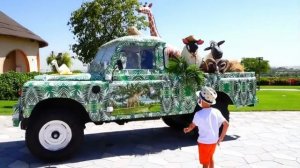 Крис и животные в зоопарке с ребятами! Видео для детей!