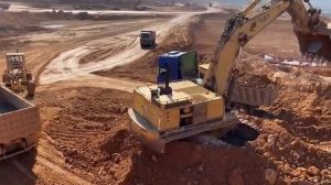 Старый, отработавший 120 тысяч часов, но мощный экскаватор Cat 245B загружает 4-осные самосвалы