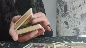 Хочет ли он написать, позвонить, приехать? Расклад Таро