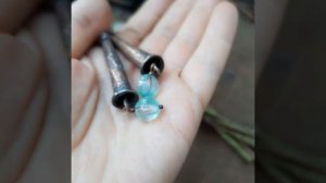 Длинные медные серьги с мятным стеклом