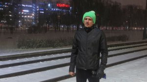 подтягивания, прыжки на турнике и работа с гирей весом 40 кг