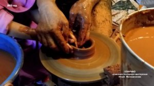 Дочка Катюшка знакомится с глиной.