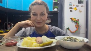 МУКБАНГ КАРТОШЕЧКА С САРДЕЛЬКОЙ/ВКУСНЫЙ САЛАТИК С МОРСКОЙ КАПУСТОЙ И ЯЙЦАМИ/MUKBANG ЕДА ОБЖОР
