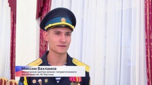 В мэрии отметили 12 юных десантников, участвовавших в параде в Сухуме