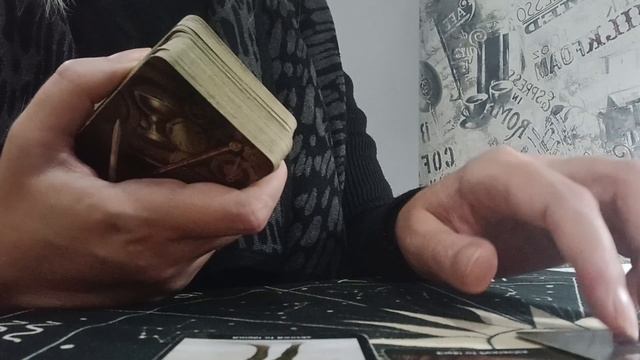 В чем он боится признаться самому себе? Расклад Таро смотреть онлайн