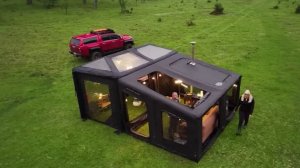 Роскошный кемпинг с двухэтажной надувной палаткой.