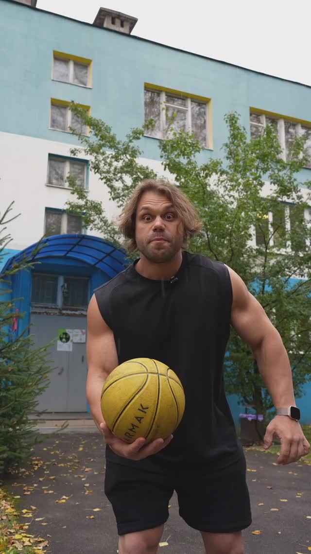 Бросок мяча через школу 🏠 ⚽️ #макссилач смотреть онлайн