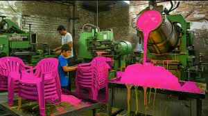 Как изготавливают пластиковые стулья из переработанных полиэтиленовых пакетов. Индия