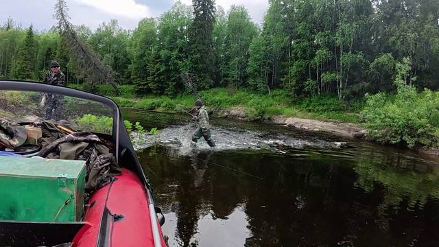 Рыбалка на хариуса. Проходим через мели и камни. Едем на каракате смотреть онлайн