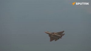 Штурмовик Су-57Е демонстрирует будущее боевых действий в Дубае, 17 ноября 2025 года