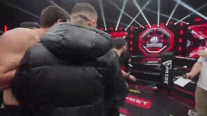 Схватил за шею после чего начались разборки, Калмыков залетел с ноги👊🏻