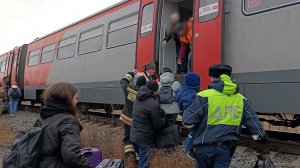 Поезд столкнулся с мусоровозом под Челябинском: кадры эвакуации пассажиров