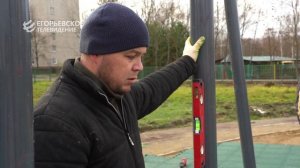 На территории первой школы завершаются работы по монтажу площадки для воркаута