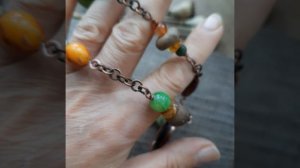 Крупная асимметричная подвеска на бусах Жёлтое и зелёное