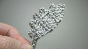 Как связать листочек крючком