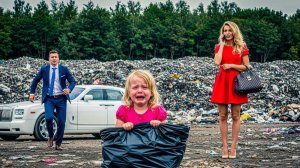 Мачеха выбросила девочку на свалке… но внезапно остан