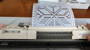 Вязание жаккардового узора на перфокарточной машине.