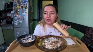 Бефстроганов с говядиной, салат цезарь и французский дог. Мукбанг #еда#вкусно