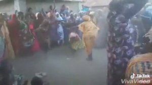 Танцуют горячие, африканские красоточки 😃😃😃... ммммммм....