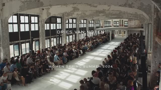 Показ женской коллекции Dries Van Noten весна-лето 2024