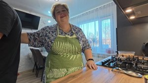 Отвечаю на некоторые вопросы. Готовлю  еду на несколько дней и выпекаю хачапури.