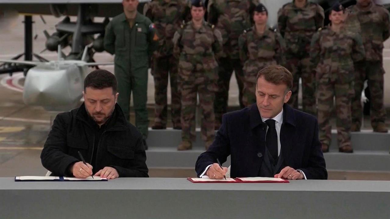 Макрон и Зеленский подписали договор о поставках истребителей Киеву.