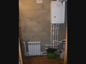 Сделал пластиковое отопление . И подсоединил настенный газовый котёл с отоплением .