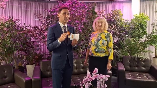 Заместитель председателя ЦК КПКР вручил  медаль ЦК КПКР племяннице Михаила Ивановича Калинина