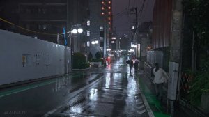 Ночная прогулка по Токио под дождем путь от Васэда к Синдзюку 🌧 огни неона и живые улицы